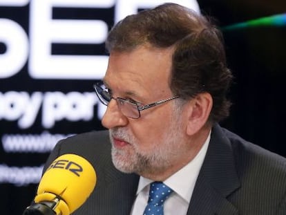 El presidente del Gobierno en funciones, Mariano Rajoy, durante la entrevista que ha ofrecido hoy en el progarma &quot;Hoy por hoy&quot;, de la Cadena Ser.