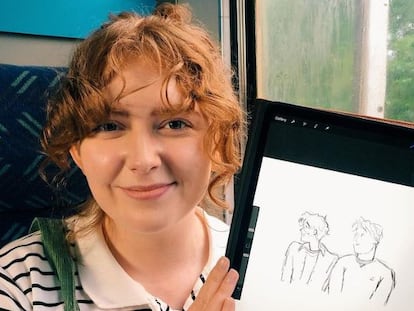 La escritora y dibujante Alice Oseman en una imagen del pasado abril donde posa junto a los dibujos de los protagonistas de 'Heartstopper'.