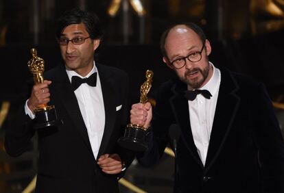 Asif Kapadia (izquierda) y James Gay-Rees con el Oscar al mejor docuemental por 'Amy'.