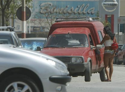 Una prostituta, en el polígono industrial del Guadalhorce.