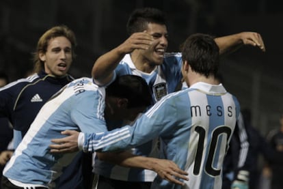 Messi, Agüero y Di María celebran uno de los dos tantos del Kun.