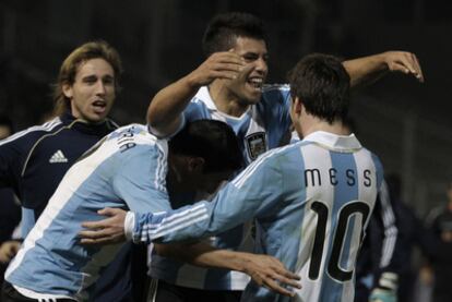 Messi, Agüero y Di María celebran uno de los dos tantos del Kun.