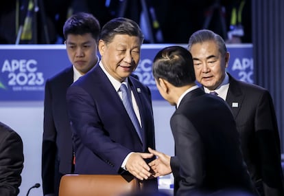 El presidente chino, Xi Jinping, saluda al presidente indonesio, Joko Widodo, en la cumbre de la APEC en San Francisco, el pasado día 17.