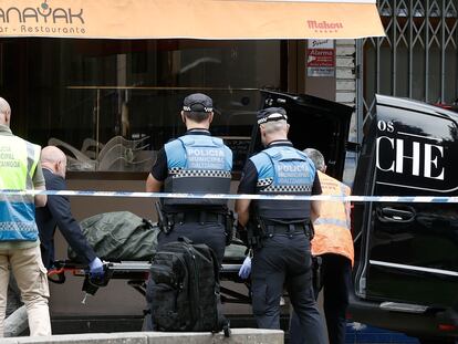 Sanitarios y policías trasladan el cadáver de una mujer asesinada en Pamplona por su pareja el sábado.