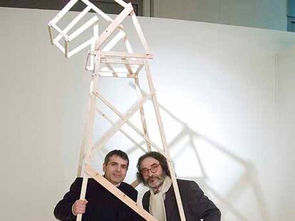 Alberto Palomera (a la izquierda) y Massimiliano Tonelli, con una escultura de <i>La odisea</i>.