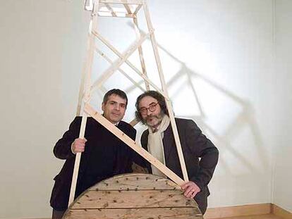 Alberto Palomera (a la izquierda) y Massimiliano Tonelli, con una escultura de <i>La odisea</i>.