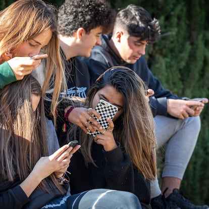 17-01-2020
ESTUDIANTES DE ESO CON LOS MÓVILES EN UN INSTITUTO DE VALENCIA.
FOTO,MÒNICA TORRES EL PAÍS 