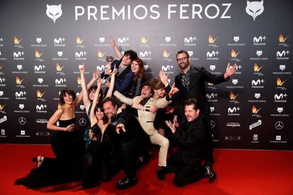 El equipo de la película 'La Llamada' posa con los realizadores y guionistas Javier Ambrossi y Javier Calvo tras recibir el premio a la Mejor película de comedia.