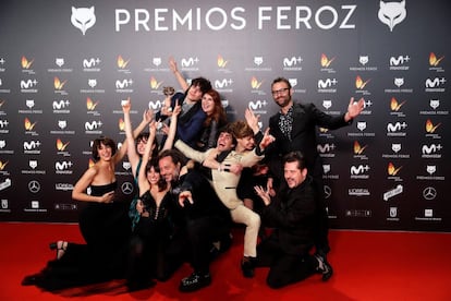 El equipo de la película 'La Llamada' posa con los realizadores y guionistas Javier Ambrossi y Javier Calvo tras recibir el premio a la Mejor película de comedia.