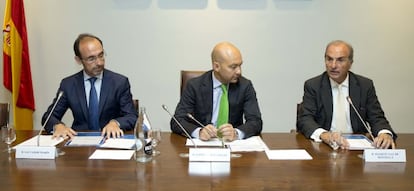 Salvador Marín, presidente de Cofides; Jaime García-Legaz, secretario de Estado de Comercio y Joaquim Gay de Montellá, vicepresidente de CEOE, en el acto de presentación de la nueva Línea Cuba.