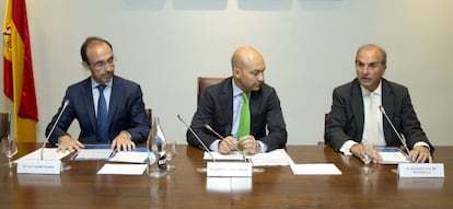 Salvador Mar&iacute;n, presidente de Cofides; Jaime Garc&iacute;a-Legaz, secretario de Estado de Comercio y Joaquim Gay de Montell&aacute;, vicepresidente de CEOE, en el acto de presentaci&oacute;n de la nueva L&iacute;nea Cuba.