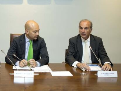 Salvador Mar&iacute;n, presidente de Cofides; Jaime Garc&iacute;a-Legaz, secretario de Estado de Comercio y Joaquim Gay de Montell&aacute;, vicepresidente de CEOE, en el acto de presentaci&oacute;n de la nueva L&iacute;nea Cuba.