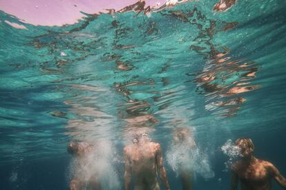 El circo de vela disfruta de las aguas transparentes que rodean a la isla de Antípaxos, situada frente al archipiélago de Paxos, en Grecia.