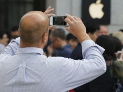 Clientes a las puertas de una tienda de Apple.