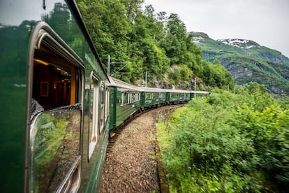Como el resto de los trenes de este listado, The Flåm Railway está considerado como uno de los viajes en tren más bellos del mundo, y es toda una atracción turística en norwaysbest.com