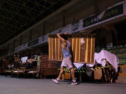 Imagen de uno de los vecinos evacuados guardando sus enseres en el polideportivo de Tazacorte.