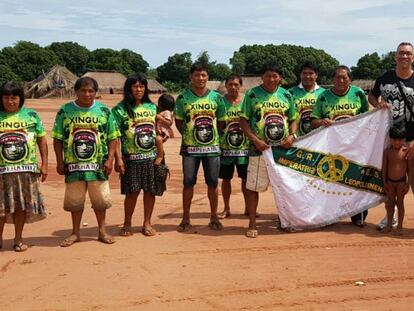 Miembros de la tribu Xingú con la bandera de la escuela de samba Emperatriz Leopoldinense