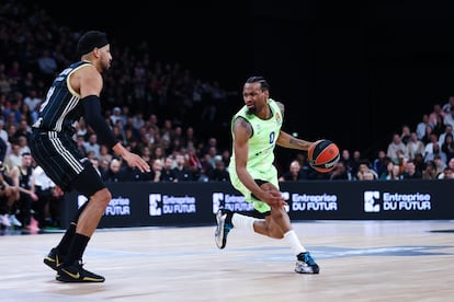 Kevin Punter (derecha), con el balón en las manos, durante el encuentro ante el Asvel.