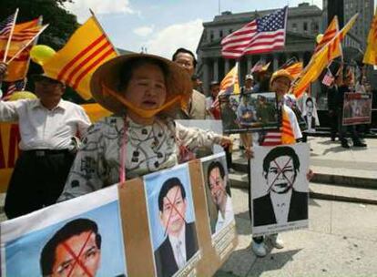 Víctimas del <i>agente naranja</i> se manifiestan el lunes en Nueva York con retratos de miembros del Gobierno vietnamita.
