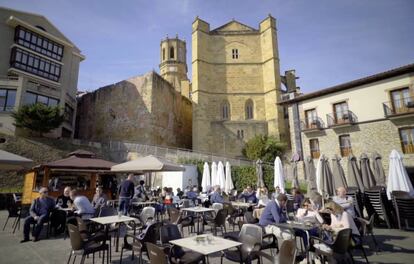 Terrazas en la zona de la muralla que da al puerto; al fondo, la iglesia de San Salvador