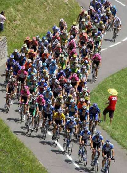 El pelotón, en una etapa del Tour de 2005.