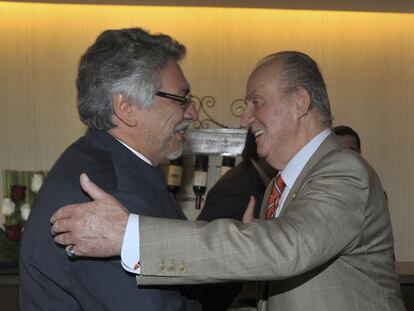 El rey Juan Carlos saluda al presidente de Paraguay, Fernando Lugo, ayer en Asunción.
