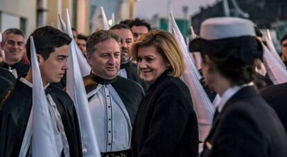 La ministra de Defensa, María Dolores de Cospedal, en una procesión en Cartagena.