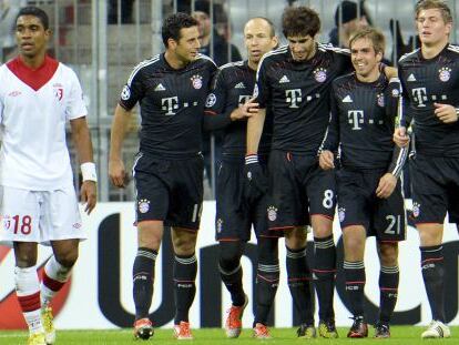 Los jugadores del Bayern celebran un gol ante el Lille.