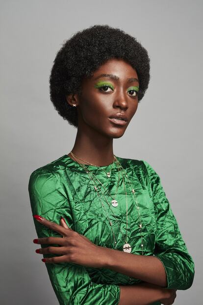 La modelo lleva sombra de ojos verde de la paleta Le 9, de Givenchy. Vestido de seda verde de Miu Miu. Medallas grande, mediana y pequeña en oro rosa de 18 quilates, engastado con diamantes de talla brillante; collar largo en oro rosa de 18 quilates, engastado con diamantes de talla brillante y con motivos en forma de equis en oro rosa, engastados con diamantes de talla brillante; y pendiente en oro rosa, diamantes y madre perla, todo de la colección Jeux de Liens, de Chaumet.