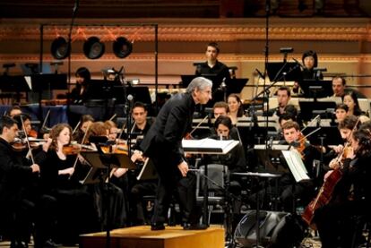 El director de la orquesta de YouTube, Michael Tilson Thomas (centro), durante la primera actuación de la banda de 2009 en Nueva York.