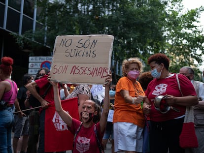 Manifestación en contra de los desahucios el verano pasado en la Delegación del Gobierno de Barcelona.