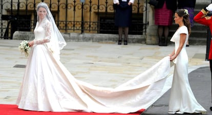 Kate Middleton y Pippa, a la entrada de Abadia Westminster en 2011.
