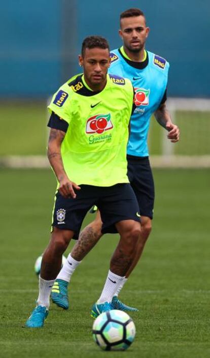 Neymar durante una sesión de trabajo en Porto Alegre.