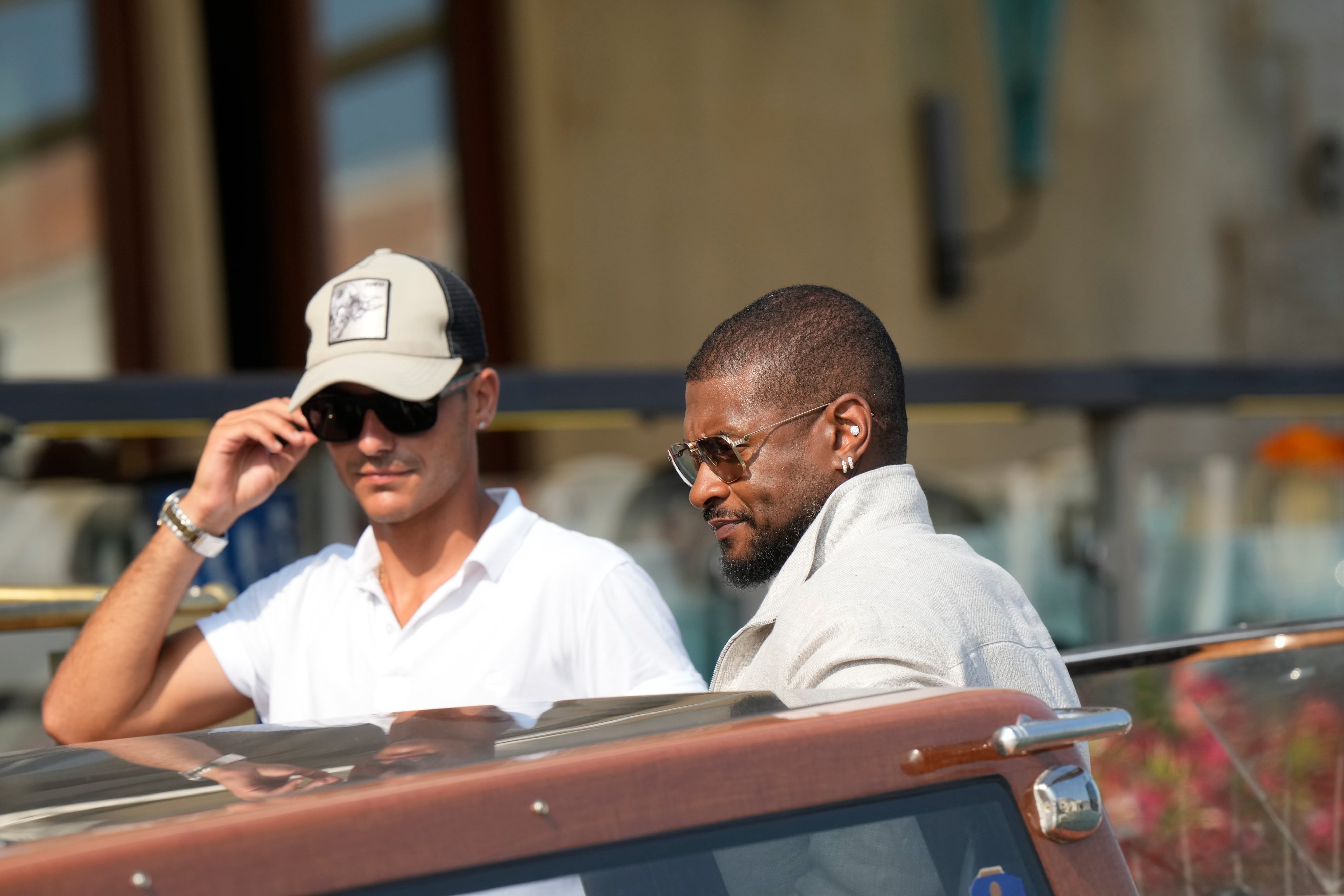 Jeff Bezos y Lauren Sanchez se casan hoy en la isla de San Giorgio y bailarán sobre el agua de Venecia 14 El cantante estadounidense Usher también está en Venecia para la boda de Bezos y Sanchez. Usher fue el encargado de amenizar la velada de la pasada Gala Met. Antes, caminó por la alfombra roja y la escalinata del museo neoyorquino junto a su esposa Jenn Goicoechea.