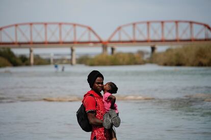 José Martínez, inmigrante hondureño, recibe un beso de su hija Ariel, de 2 años, mientras esperan ser rescatados en la frontera de los Estados Unidos cuando intentan cruzar el Río Bravo, el14 de febrero.