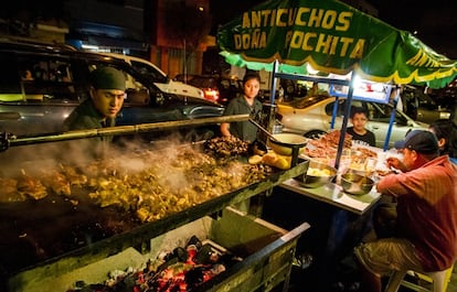 Doña Pochita tiene su puesto en la calle Ignacio Merino, junto al mercado del distrito de Lince