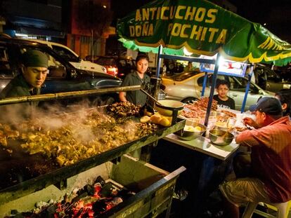 Doña Pochita tiene su puesto en la calle Ignacio Merino, junto al mercado del distrito de Lince