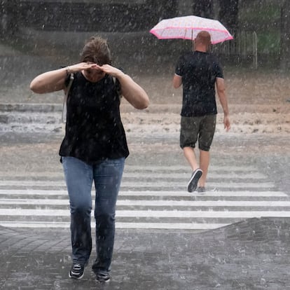TERUEL, 05/07/2025.- Tormenta en Teruel a primera hora de la tarde de este sábado. La Agencia Estatal de Meteorología (Aemet) mantiene activada para hoy la alerta por lluvias en toda la comunidad, de nivel naranja en la provincia de Huesca, Gúdar y Maestrazgo y Albarracín y Jiloca, donde se pueden acumular precipitaciones de hasta 30 litros por metro cuadrado en una hora, y por tormentas. EFE/ Antonio García