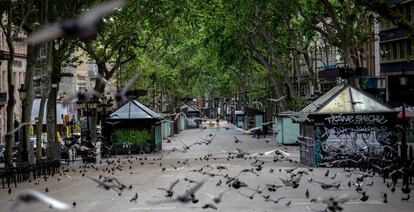 La Rambla de Barcelona amanece vacía un día marcado por la festividad de Sant Jordi, que a diferencia de otros años, este no se puede celebrar con normalidad debido a la crisis del Covid-19.