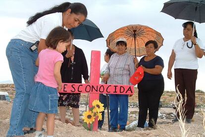 Madres de mujeres muertas en Juárez colocan cruces en puntos del Valle de Juárez en 2005. La acción es un recordatorio a las autoridades de que estos crímenes no han sido esclarecidos.