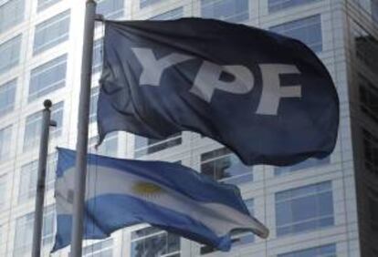 A finales del pasado año, los Gobiernos español, argentino y mexicano alcanzaron un principio de acuerdo sobre la compensación que recibirá Repsol por la expropiación del 51 % de sus acciones en YPF. EFE/Archivo