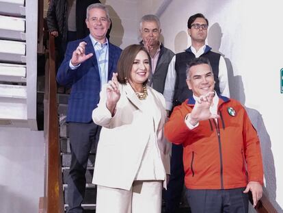 Xóchitl Gálvez y Alejandro Moreno durante su llegada a la Reunión Plenaria en la CEN del Partido Revolucionario Institucional.