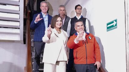 Xóchitl Gálvez y Alejandro Moreno durante su llegada a la Reunión Plenaria en la CEN del Partido Revolucionario Institucional.