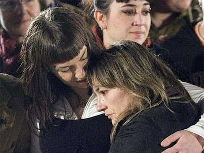 Marian Romero, viuda de Isaías Carrasco, se abraza a su hija Sandra en la manifestación contra ETA celebrada en Mondragón el 10 de marzo.