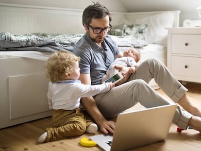 Un padre con sus hijos en una imagen de archivo.