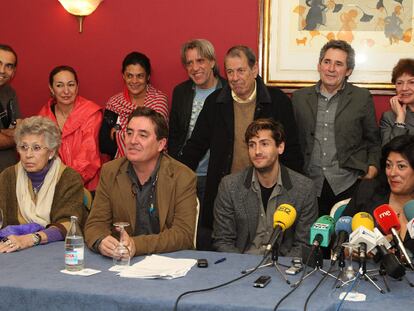 En la imagen, la actriz Pilar Bardem, el poeta Luis García Montero, el actor Juan Diego Botto y la escritora Almudena Grandes, durante el acto