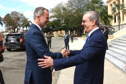 La cita de Santo Domingo, en cualquier caso, busca también sentar las bases para facilitar la integración entre las dos orillas del Atlántico. En la imagen, el rey Felipe VI de España saluda al presidente de República Dominicana, Luis Abinader, previo al inicio de una reunión paralela a las actividades de la XXVIII Cumbre Iberoamericana, en Palacio Nacional en Santo Domingo.