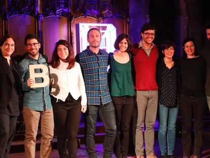 Los periodistas impulsores de la Revista 5W recogiendo el premio Ciutat de Barcelona 2017.