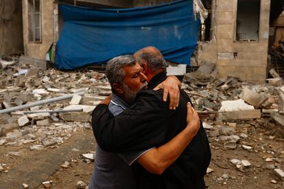 Dos palestinos se abrazan después de un ataque israelí contra una mezquita, este miércoles en Jan Yunis. 