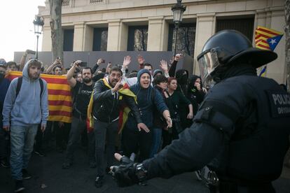 También se han producido cargas policiales de los 'Mossos' en los exteriores de plaça Catalunya al finalizar la manifestación. En la imagen, miembros de los CDR se enfrentan a un agente.